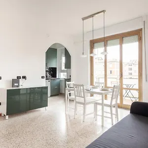 https://spazioso-appartamento-city-life-fiera-milano-alcuino-5.it-lombardy.com